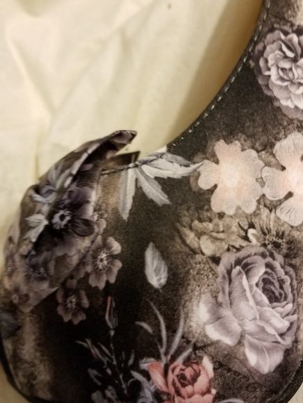 NWOT Beautiful ANNA heels size 8. - Picture 4 of 4